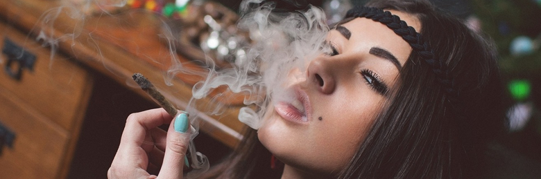 Jeune femme qui fume du CBD à Montpellier